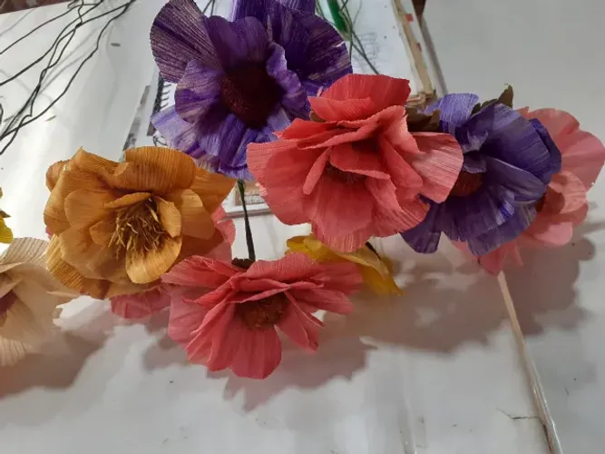 Flores individuais em palha, diversas cores