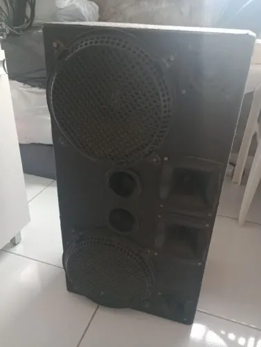 Uma caixa de som acústica