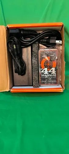 Gabinete com Celestion v30 + Magnum 44 