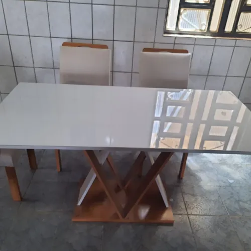Conjunto de mesa e 6 cadeiras