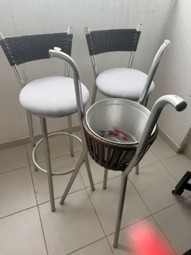 Mesa de apoio e duas cadeiras.