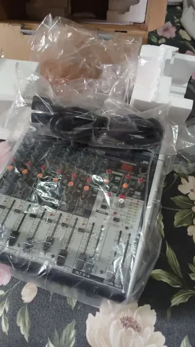 Mesa de som Behringer na caixa sem uso.