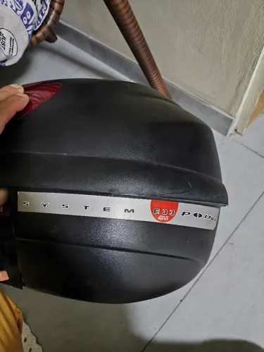 Vendo bau Give 33L, duporte com parafusos e travas, mais churrasqueira pra cg