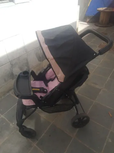 Carrinho de bebê de menina