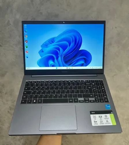 NOTEBOOK SAMSUNG I3, 8 GB RAM, 256 GB SSD.