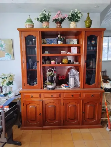 Estante de madeira muito conservada
