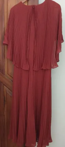 Vestido de Festa Longo Terracota Plissado com Capa - Tamanho EX (Veste 46/48)