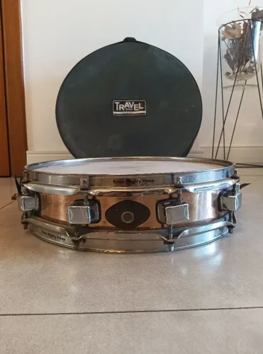 ## Caixa de bateria Tama Piccolo 14x3, corpo em bronze, aros em latão, 10 afinações, top !