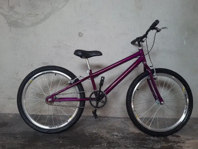 Bicicleta Wendy aro 24 seminova! Pouco rodada, guidão com pequeno furo. Excelente estado.