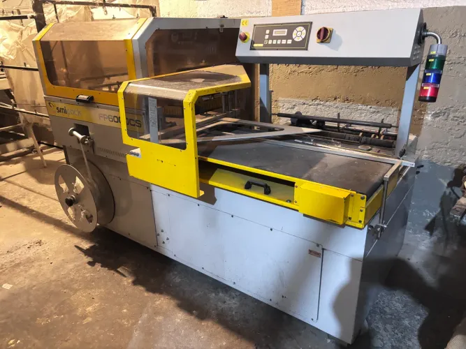Seladora automática com túnel de encolhimento modelo T450 marca Semipack