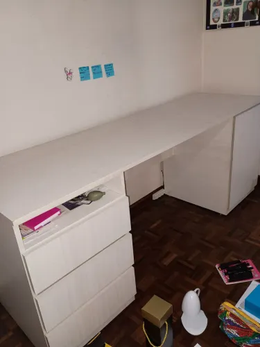 Vendo mesa de escritório branca. Feita por marceneiro. Excelente qualidade.