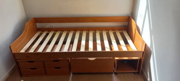 Cama de madeira solteiro