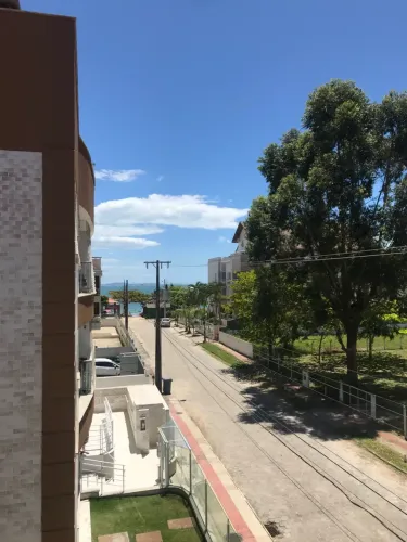 Apartamento de 02 dormitórios na quadra da praia em Florianópolis