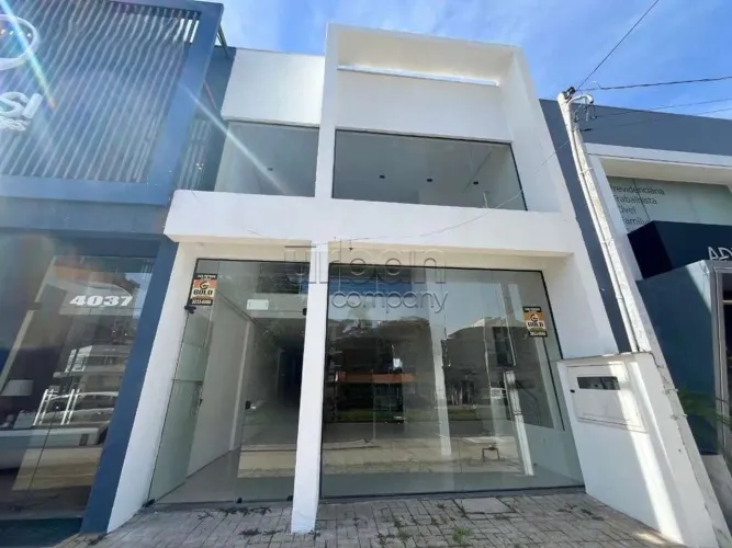 Loja comercial com mezanino e ótima visibilidade em localização estratégica