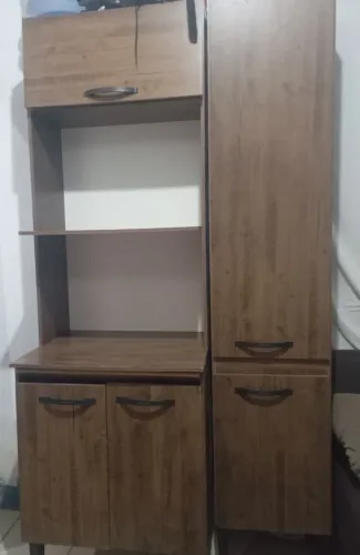 Armário semi-novo ,um dos pezinhos estão quebrados.Dividido em 2 partes