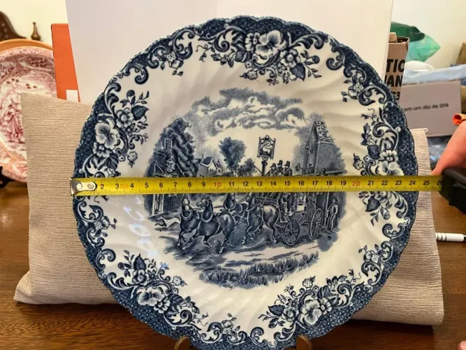 Prato Porcelana Inglesa Antigo, com suporte em madeira, sem avarias. 