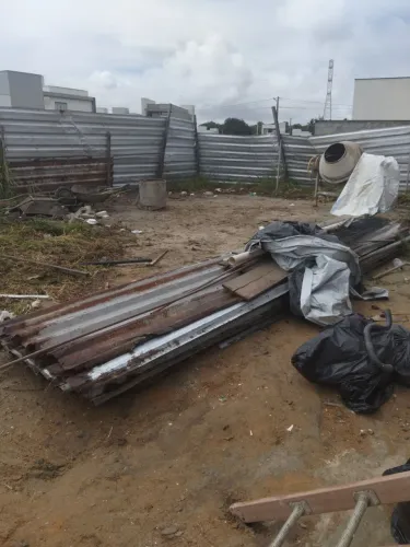 Vende se Betoneira e telhas para tapume