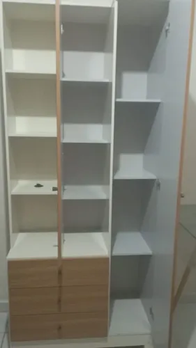 Vendo guarda roupa de duas portas e três gavetas