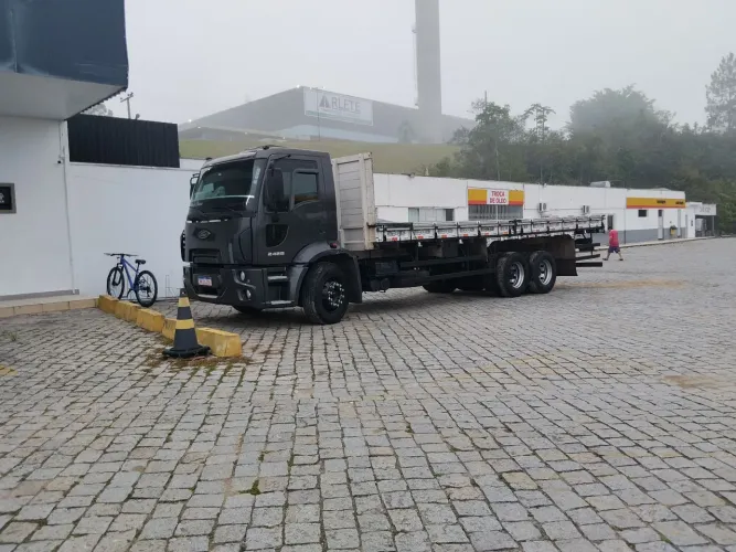 Caminhão Ford cargo 2428 2011 2012