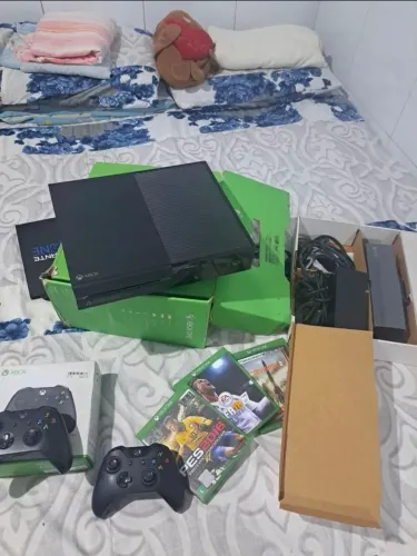 2 Controles originais, kinect novo nunca usado, fonte original e alguns jogos originais.