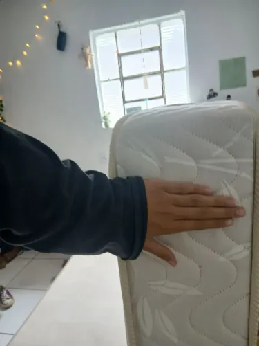 Cama e colchão solteirão 
