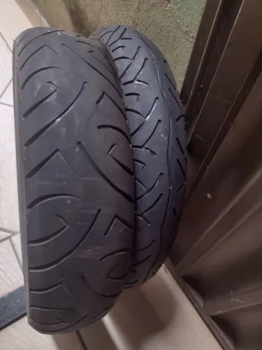 Par de pneus riscados usados serve na fazer Twister e CB300
