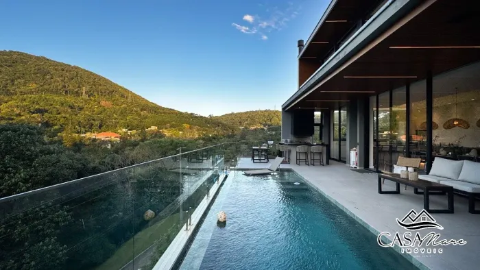 Casa à venda no Itacorubi, Florianópolis, com piscina em condomínio fechado.