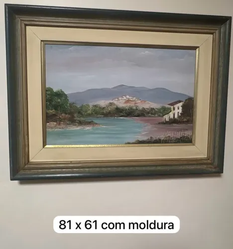 Quadro óleo sobre tela com paisagem e comunidade ao fundo