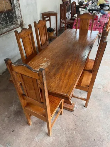 Mesa em madeira com 6 cadeiras
