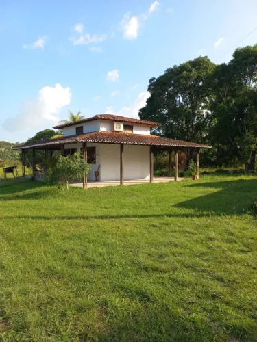 EXCELENTE ÁREA COM CASA, AÇUDES E ESTRUTURA A 200 METROS DA BR 402