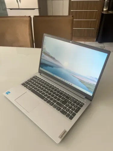 Notebook Lenovo i3 12º geração/ 4GB de RAM DDR 4/ SSD NVMe 256GB/ Tela 15.6 Antirreflexo