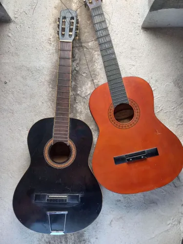 Violões semi novos.