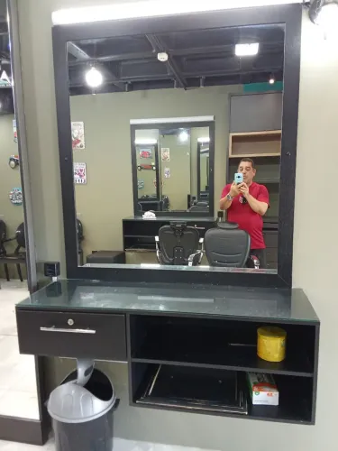Vários móveis Semi novos de Barbearia ou Salão.OBS: VENDO SEPARADO TB Cel *