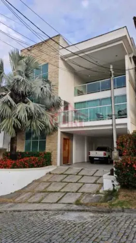 Casa em Condomínio : Triplex / Residencial / Maria Paula