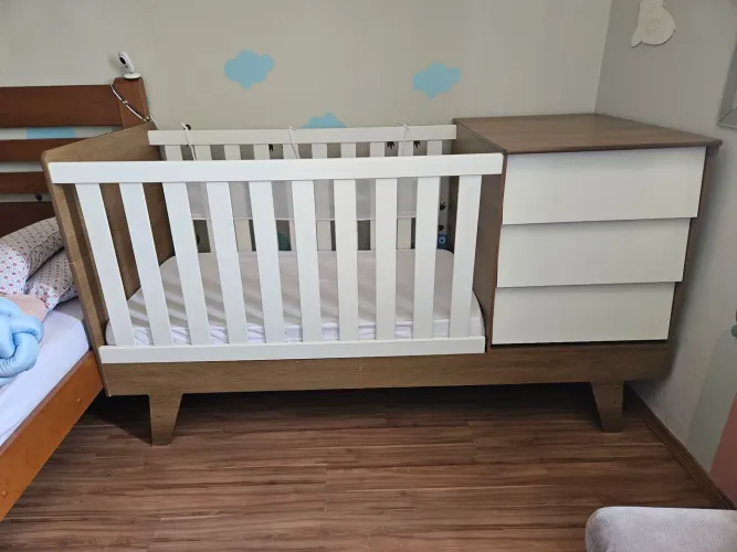 Berço vira cama com gavetas 