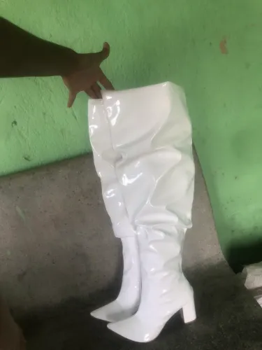 Bota cano alto branca over verniz 