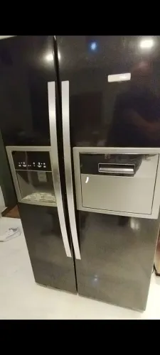 SIDE BY SIDE vendo geladeira Electrolux inox envelopada de preto funcionando perfeitamente
