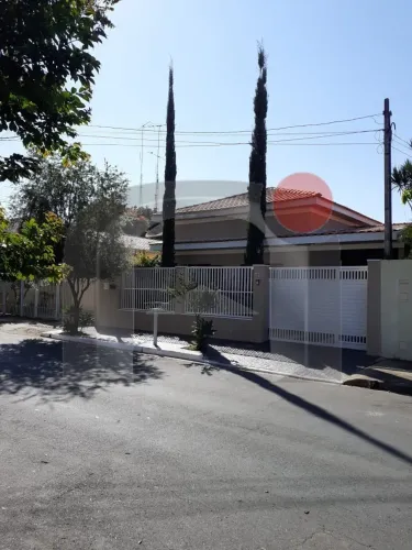 CASA COM QUINTAL E EDÍCULA