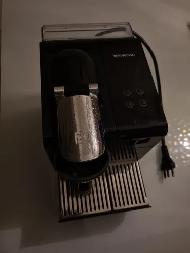 Cafeteira Italiana Nespresso Latissima F411 - Preta - Usada
