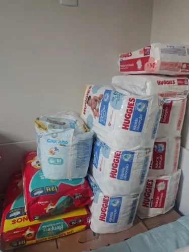 Vendo ou troco fraldas tamanho M Huggies vermelha e azul e Pampers aceito troca