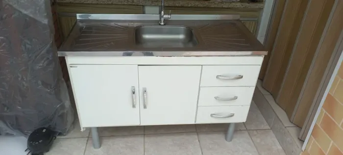 Gabinete de pia inox com toneira