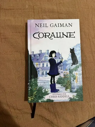 Livro Coraline - Neil Gaiman (Edição Especial Capa Dura - Ilustrada) Em perfeito estado.
