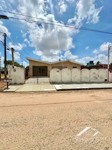 Casa de esquina à venda na Cidade Satélite  terreno amplo e excelente potencial