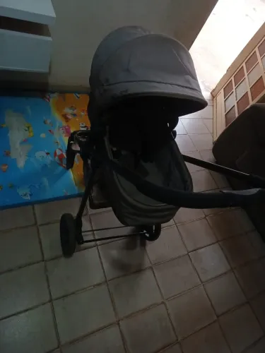 Vendo carrinho de bebê usado