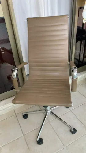 Cadeira de Escritório Charles Eames Presidente Esteira (Caramelo)