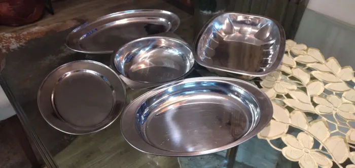 Travessas de formas variadas em inox