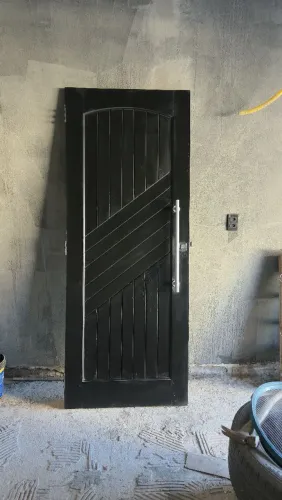 Porta de madeira maciça preta moderna