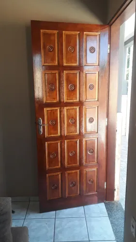 Faço envernizamento e reformas em portas.