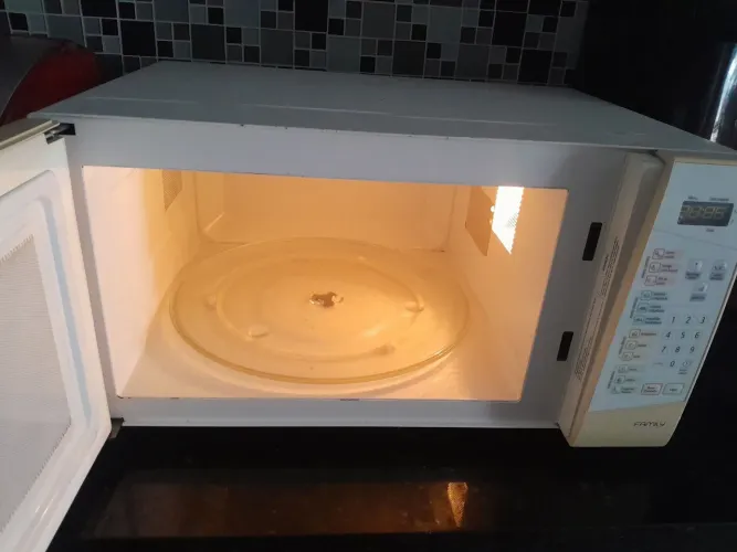 Micro-ondas Panasonic funcionando perfeitamente,com o prato 32 litros aceito propostas