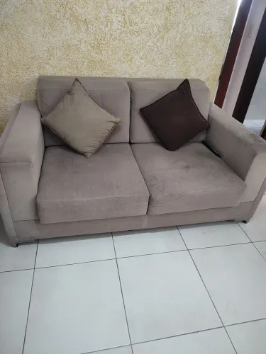 Vendo conjunto sofá de 2 e 3 lugares retrátil na cor creme, inclui almofadasValor R$350,00
